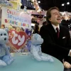 Основатель Beanie Babies Тай Уорнер пожимает руку посетителю на выставке игрушек