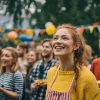 Изображение группы людей, празднующих корпоративное мероприятие на открытом воздухе, с улыбками на лицах, играми и угощениями, создающими атмосферу единства и командного духа