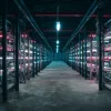 Эстетически оформленная майнинг-ферма с рядами мощных ASIC-устройств, яркими светодиодами и системами охлаждения, создающая атмосферу высоких технологий и инноваций.