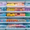 Красивый вид на полки с разнообразными товарами в супермаркете, где четко видны яркие упаковки с маркировкой, создающие ощущение порядка и прозрачности