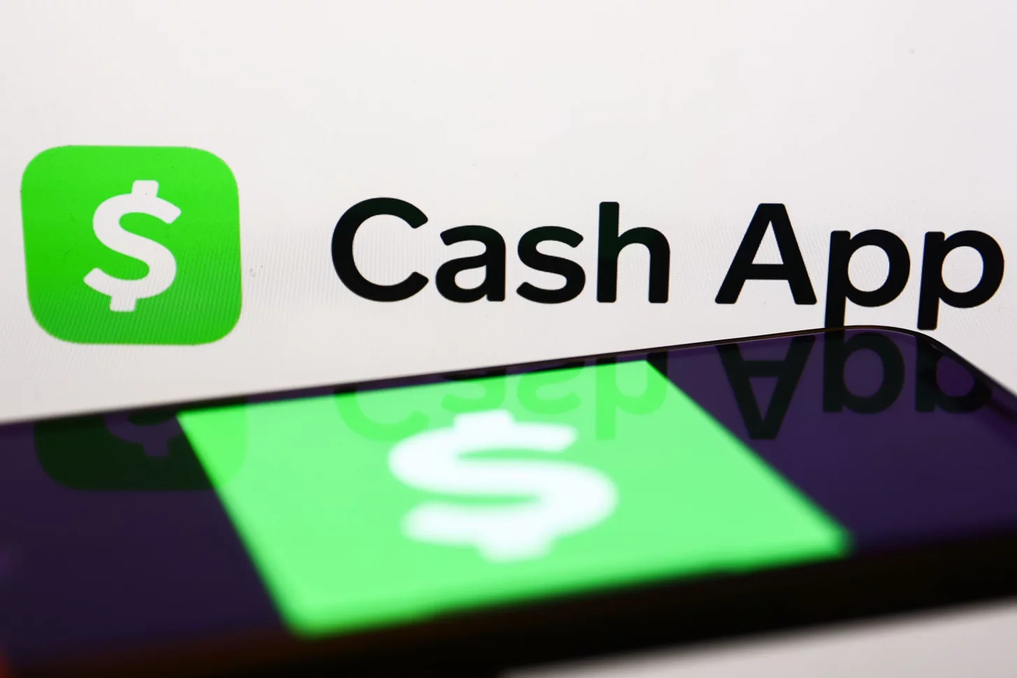 логотип Cash App на смартфоне