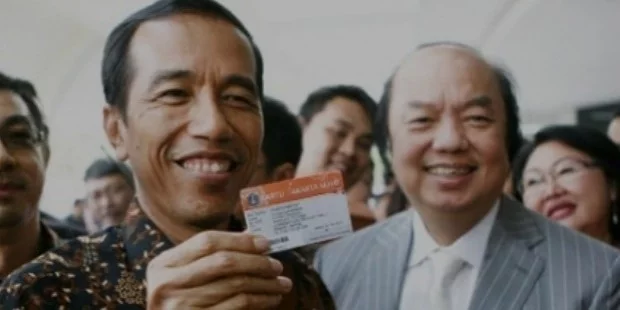 jokowi widodo left holds up a jakarta health card kjs besides mayapada group founder dato sri tahir