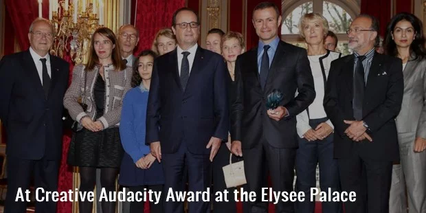 на церемонии вручения премии за творческую смелость в Елисейском дворце