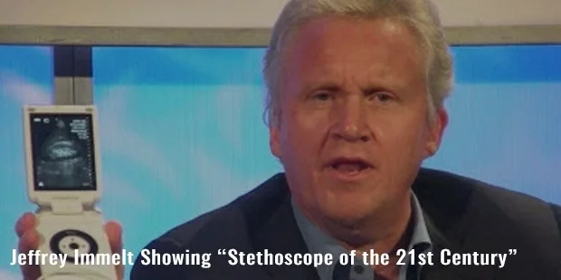 Джеффри Иммельт демонстрирует "стетоскоп XXI века" Джеффри Иммельт демонстрирует "стетоскоп XXI века"