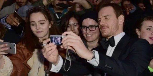michael fassbender meets fans at the premiere of steve jobs michael fassbender meets fans at the premiere of steve jobs